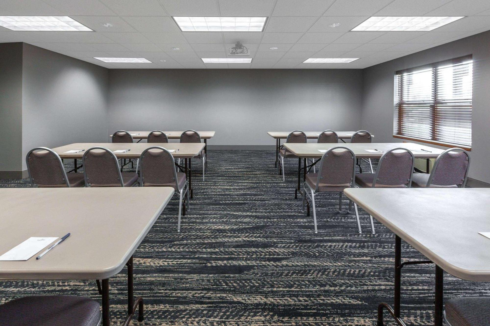 Americinn By Wyndham Iron Mountain Bagian luar foto