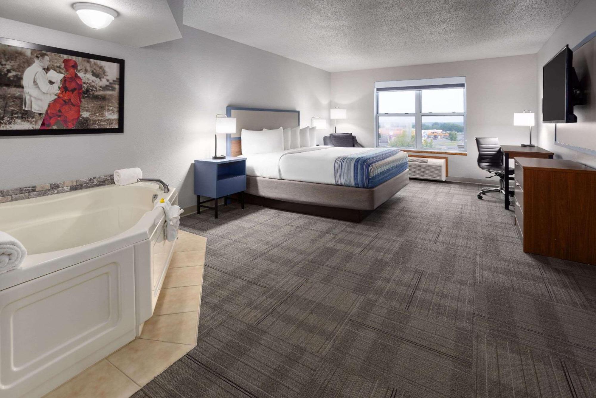 Americinn By Wyndham Iron Mountain Bagian luar foto