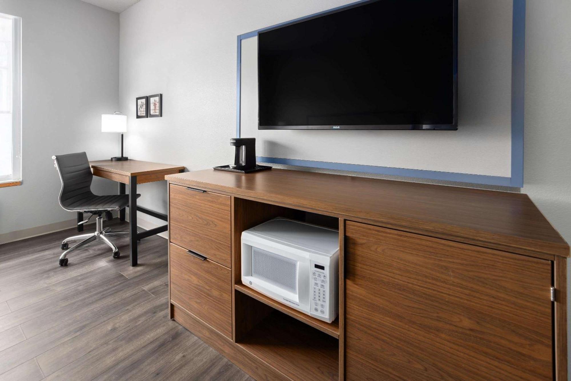 Americinn By Wyndham Iron Mountain Bagian luar foto