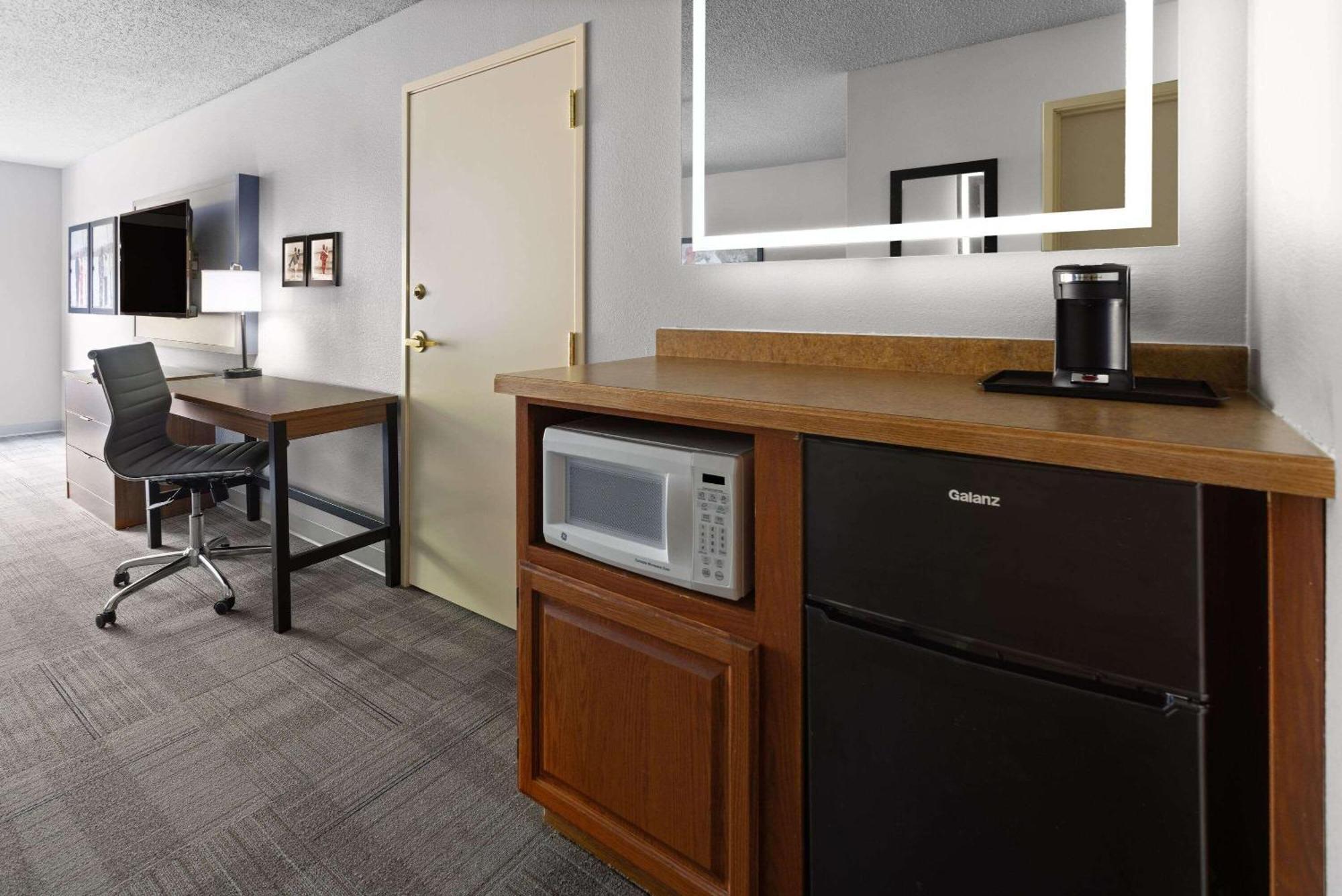 Americinn By Wyndham Iron Mountain Bagian luar foto