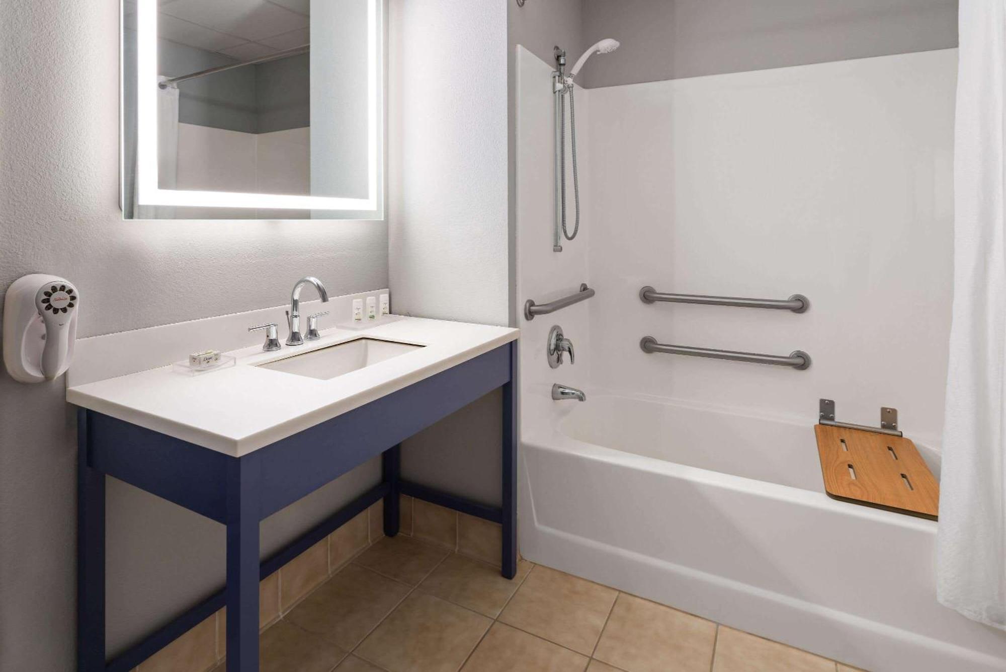 Americinn By Wyndham Iron Mountain Bagian luar foto