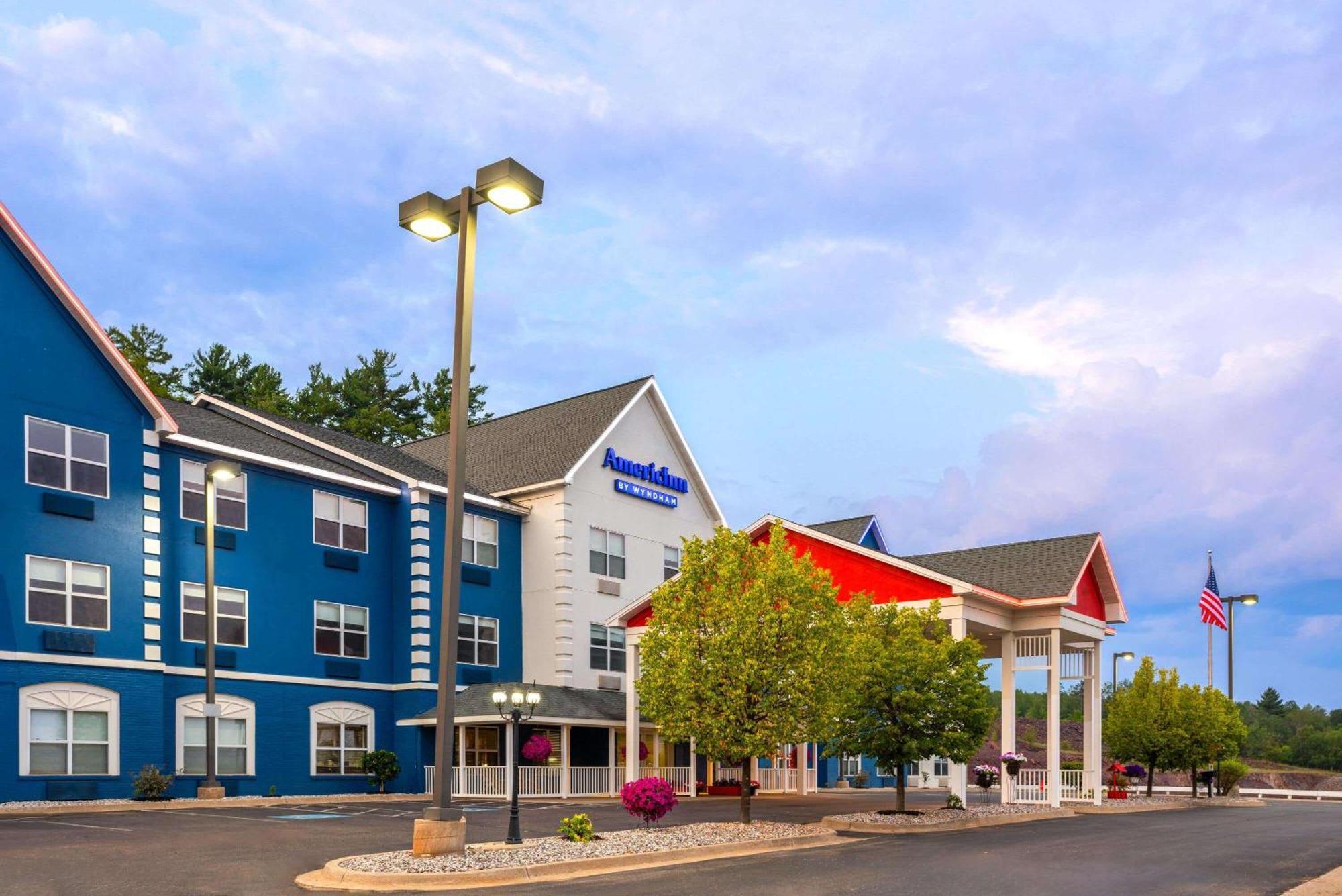 Americinn By Wyndham Iron Mountain Bagian luar foto